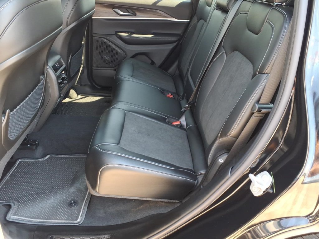 New 2026 Jeep Grand Cherokee Altitude RWD image 9