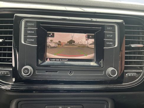 Used 2018 Volkswagen Beetle S image 19