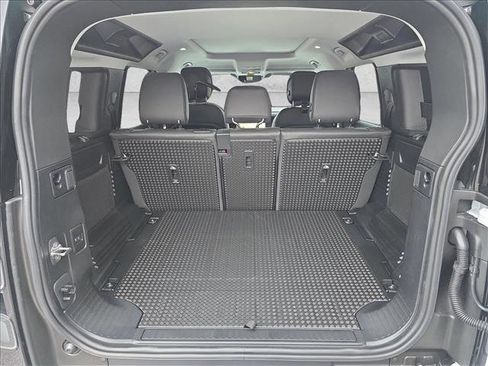 New 2026 Land Rover Defender 110 X-Dynamic SE image 12