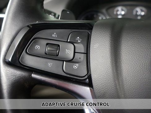 Used 2023 Buick Enclave Essence AWD/4WD image 3