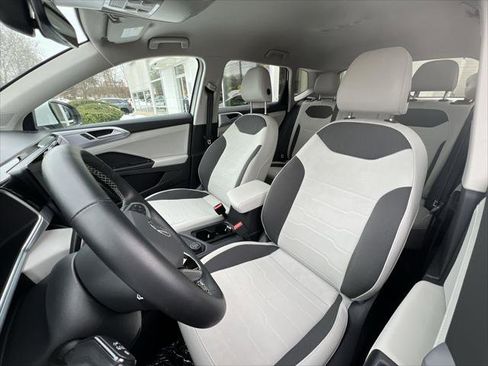 Used 2025 Volkswagen Taos SE image 11