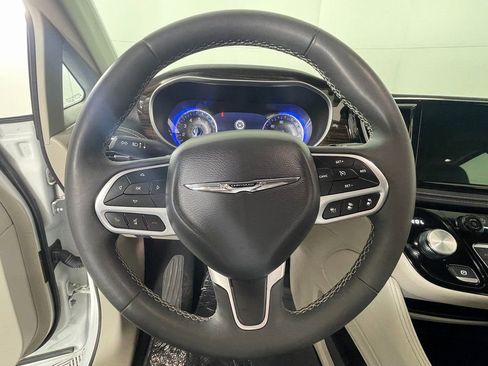 Used 2023 Chrysler Pacifica Limited image 16