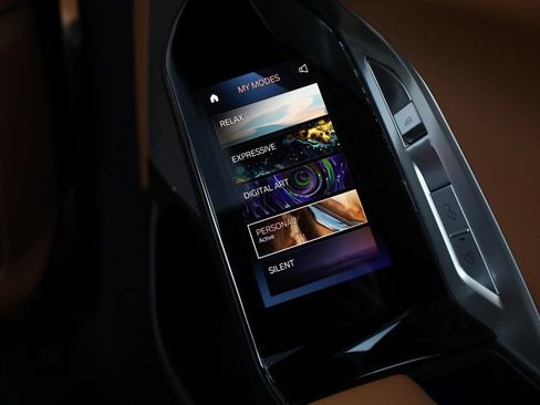 Used 2023 BMW 740i w/ Parking Assistance Package image 35