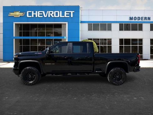 Used 2025 Chevrolet Silverado 2500 ZR2 w/ Technology Package image 2