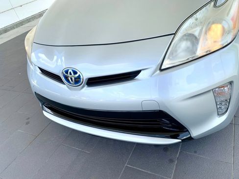Used 2014 Toyota Prius Two FWD image 2