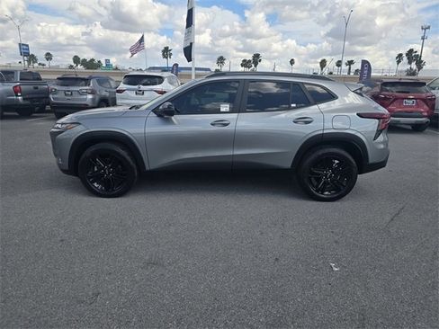 Used 2024 Chevrolet Trax ACTIV w/ Sunroof Package image 9