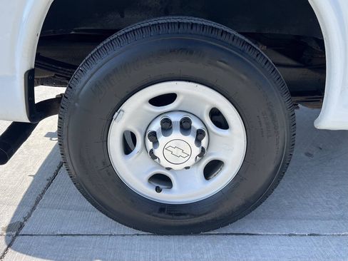 Used 2015 Chevrolet Express 2500 RWD image 18