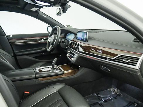 Used 2022 BMW 740i w/ M Sport Package RWD image 16