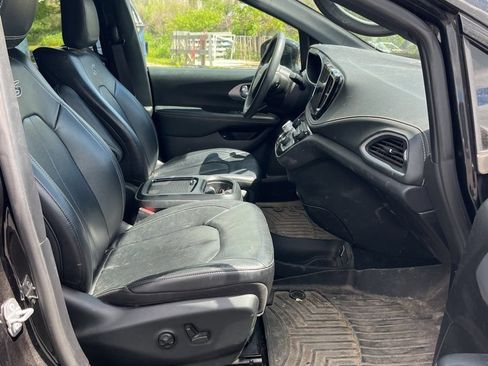 Used 2022 Chrysler Pacifica Touring-L w/ Uconnect Theater Family Group FWD image 6
