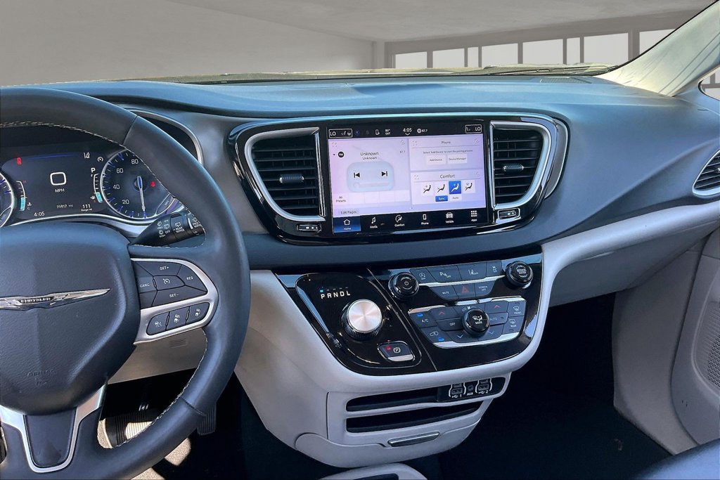 Used 2024 Chrysler Pacifica Touring-L FWD image 9