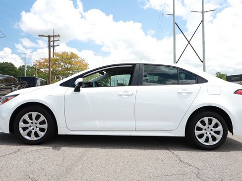 Used 2025 Toyota Corolla LE w/ Convenience Package FWD image 2