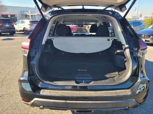 Used 2018 Nissan Rogue SV image 11
