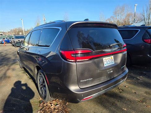 Used 2021 Chrysler Pacifica Touring-L image 4