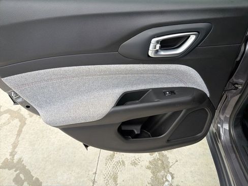 Used 2024 Jeep Compass Latitude image 16