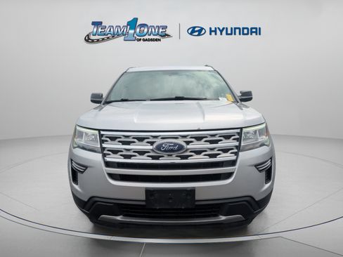 Used 2018 Ford Explorer XLT FWD image 2