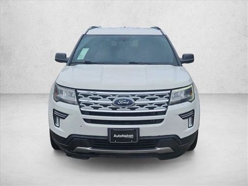 Used 2018 Ford Explorer XLT FWD image 2