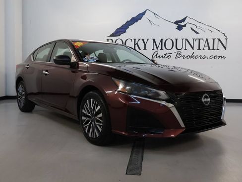 Used 2025 Nissan Altima 2.5 SV AWD/4WD image 1