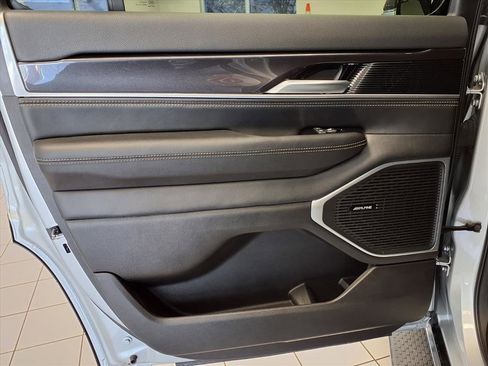 Used 2024 Jeep Wagoneer 2WD image 19