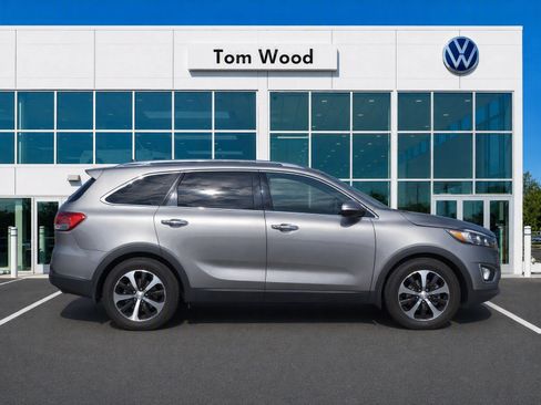Used 2016 Kia Sorento EX w/ EX Touring Package FWD image 2