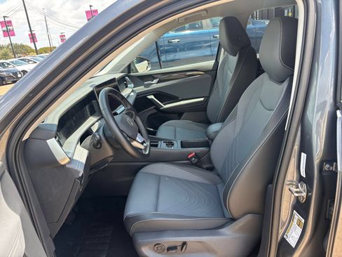 Used 2026 Volkswagen Tiguan SE AWD/4WD image 24