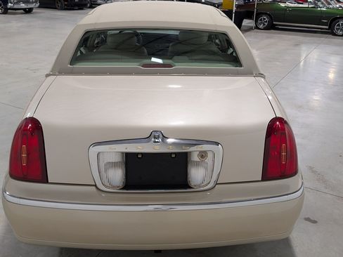 Used 2001 Lincoln Town Car Cartier RWD image 11