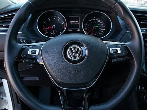 Used 2020 Volkswagen Tiguan SE w/ Panoramic Sunroof Package image 17