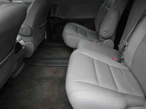 Used 2018 Toyota Sienna XLE FWD image 25