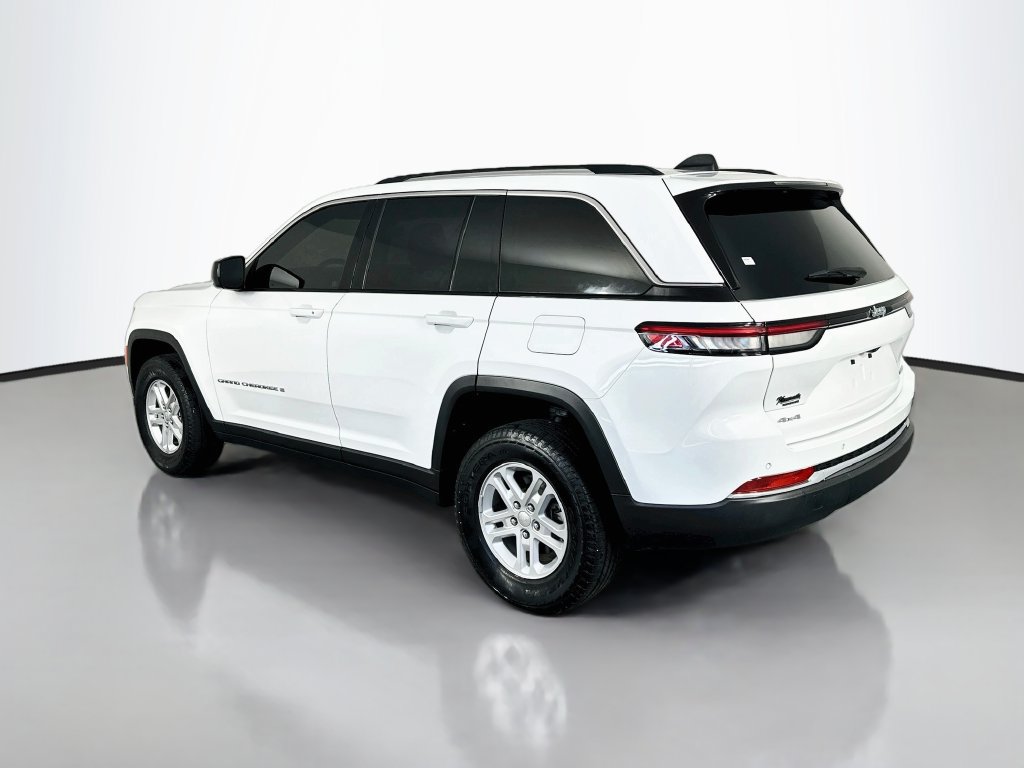 Used 2023 Jeep Grand Cherokee Laredo AWD/4WD image 5