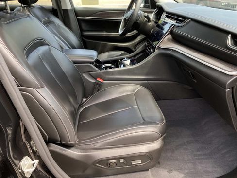 Used 2023 Jeep Grand Cherokee L Limited w/ Black Appearance Package AWD/4WD image 24