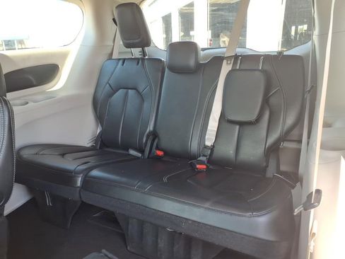 Used 2023 Chrysler Pacifica Touring-L image 17