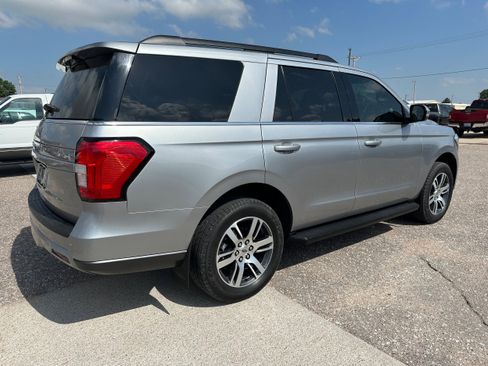 Used 2024 Ford Expedition XLT AWD/4WD image 6