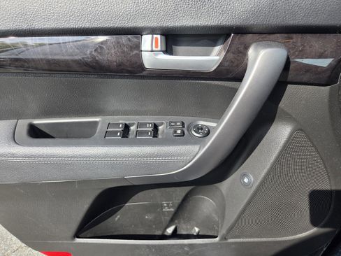 Used 2015 Kia Sorento LX image 24