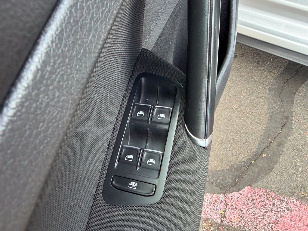 Used 2015 Volkswagen Golf 4-Door FWD image 13