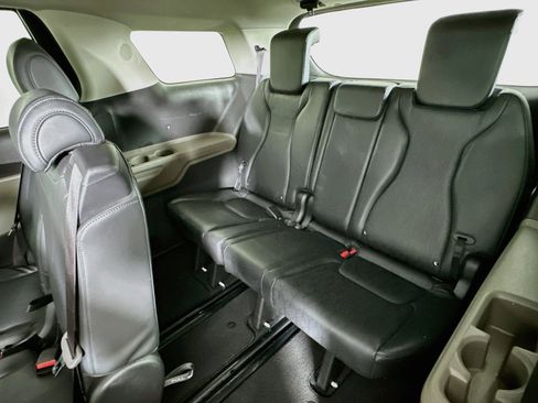 Used 2025 Kia Carnival FWD image 29