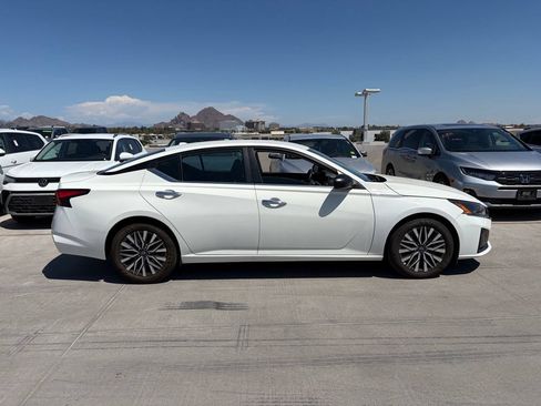 Used 2025 Nissan Altima 2.5 SV FWD image 3