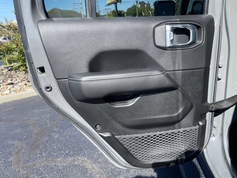 Used 2022 Jeep Wrangler Unlimited Sahara w/ Cold Weather Group AWD/4WD image 21