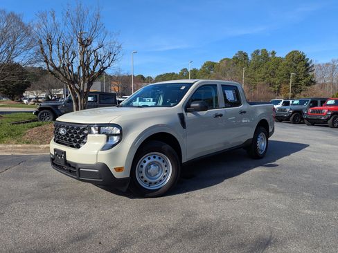 Used 2025 Ford Maverick XL image 1