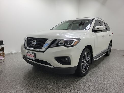 Used 2019 Nissan Pathfinder Platinum FWD image 2