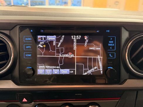 Used 2019 Toyota Tacoma TRD Sport w/ Technology Package image 16