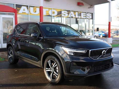 Used 2025 Volvo XC40 B5 Core image 3