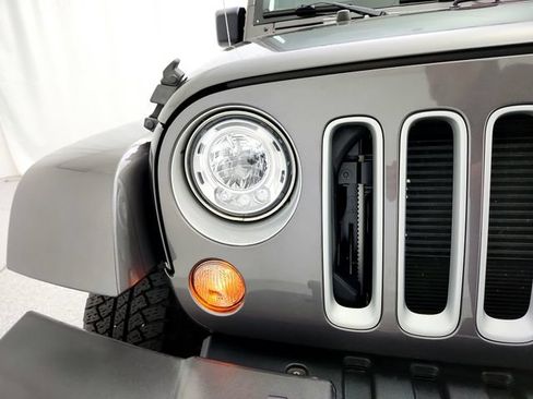 Used 2017 Jeep Wrangler Unlimited Sahara w/ Connectivity Group AWD/4WD image 25