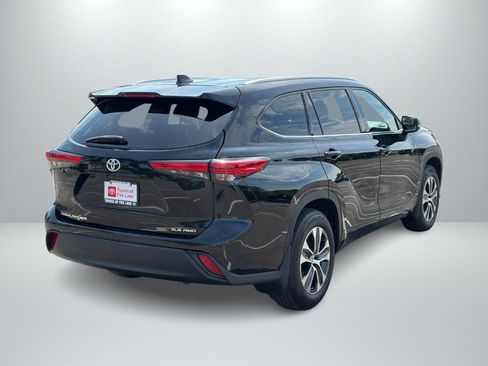 Used 2022 Toyota Highlander XLE AWD/4WD image 5