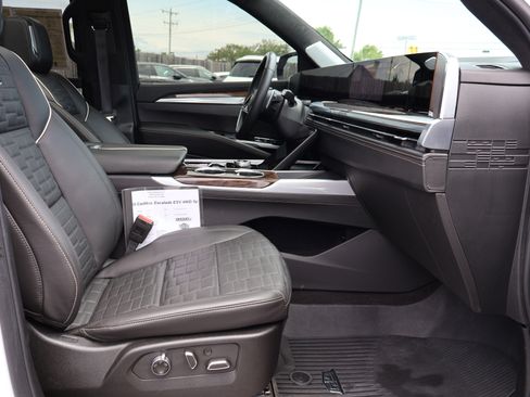Used 2025 Cadillac Escalade ESV Sport Platinum AWD/4WD image 32