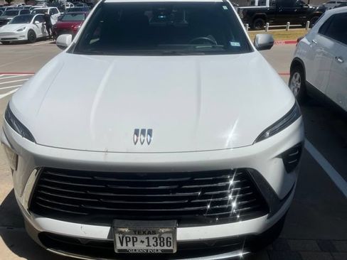 Used 2025 Buick Enclave Preferred w/ Power Package FWD image 3