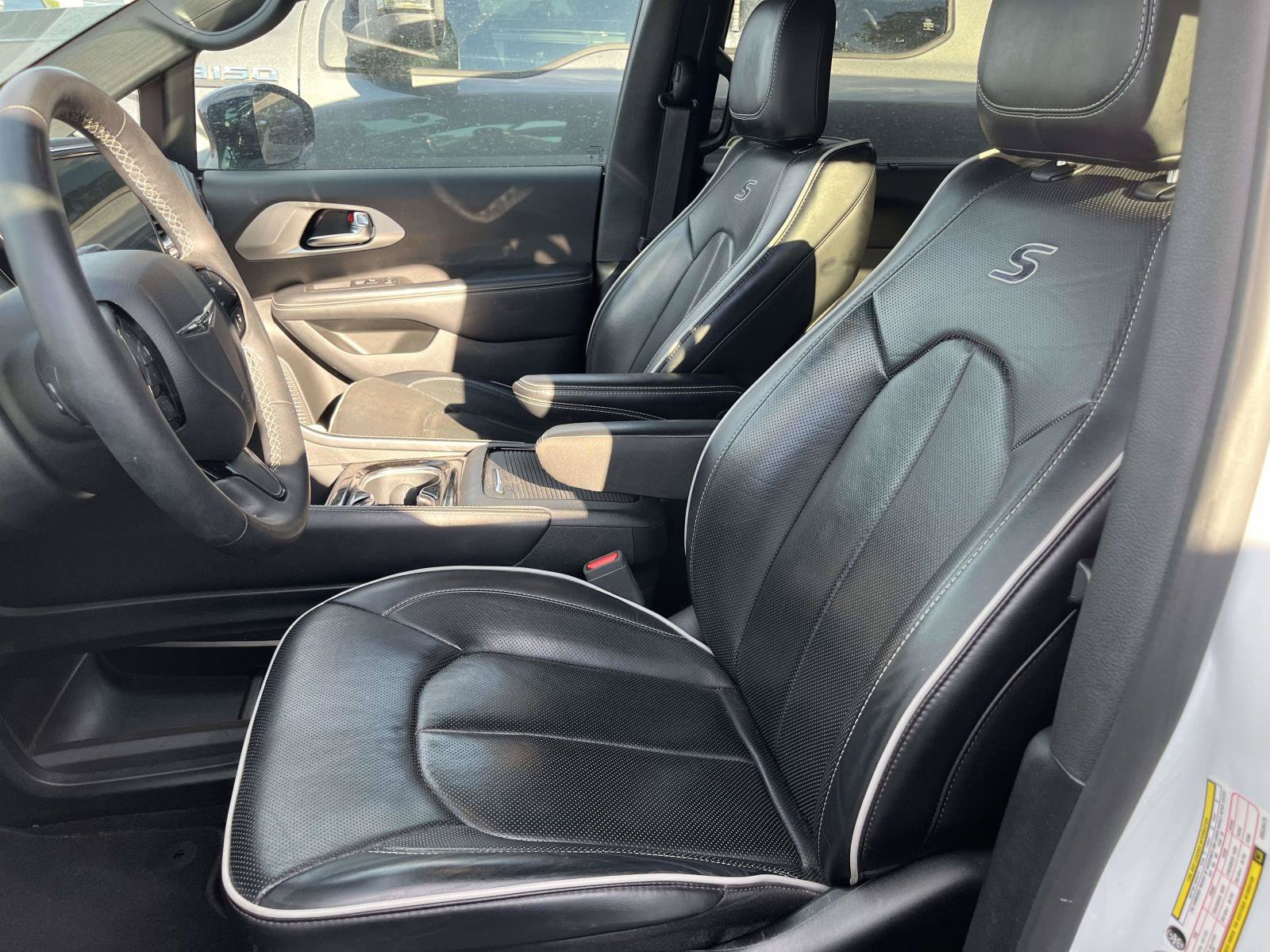 Used 2025 Chrysler Pacifica Limited FWD image 9