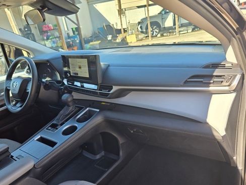 Used 2025 Toyota Sienna LE image 30