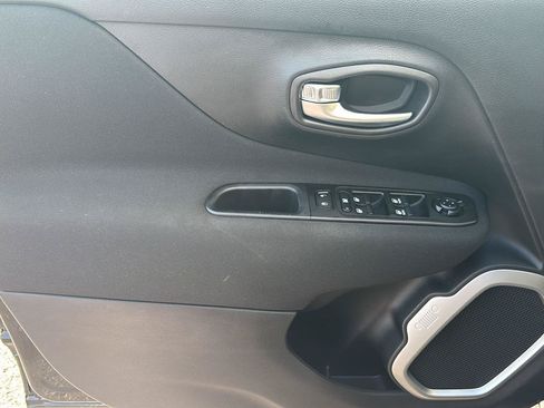 Used 2021 Jeep Renegade Latitude AWD/4WD image 4