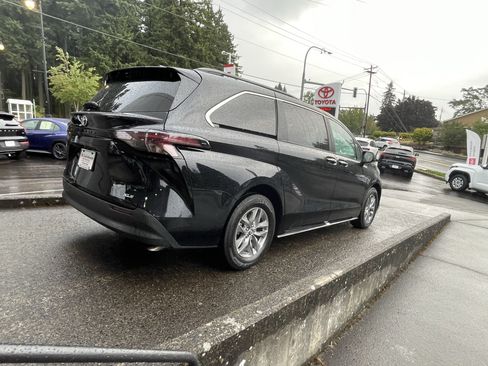 Certified 2026 Toyota Sienna XLE FWD image 9