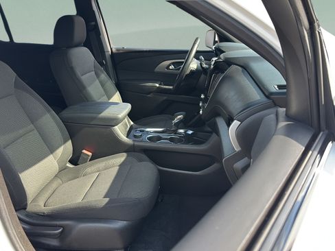 Used 2022 Chevrolet Traverse LT FWD image 16