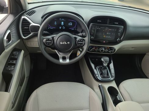 Used 2025 Kia Soul LX w/ LX Technology Package FWD image 11